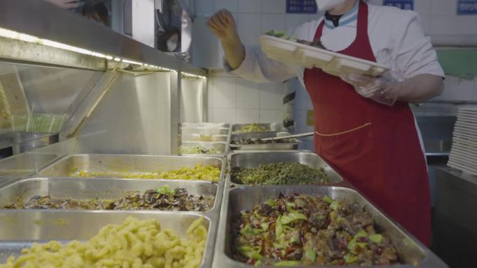 高校学校食堂打饭