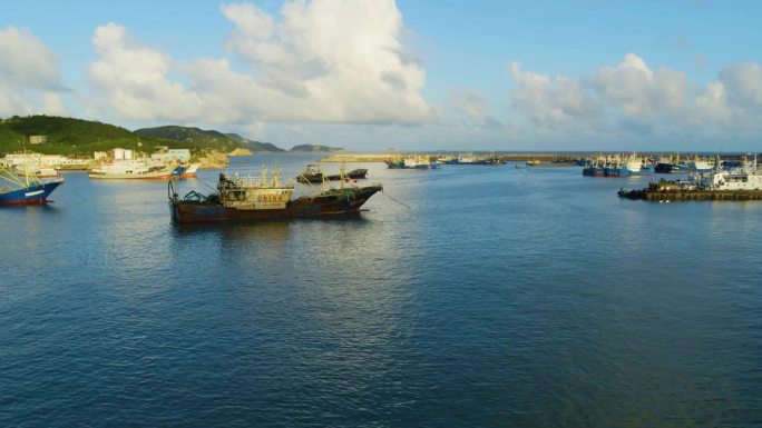 礁石岛屿 轮船航游 优美景色