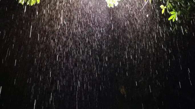 雨水特写水花四溅雨水滴落特写拍摄下雨地面