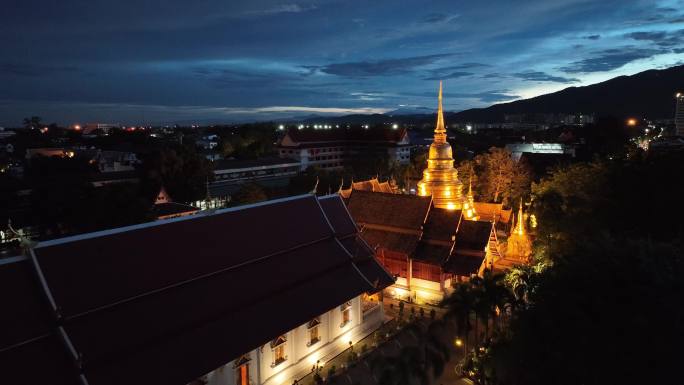 泰国清迈古城帕辛寺航拍城市夜景风光