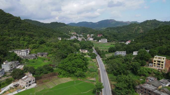 大山里的公路航拍