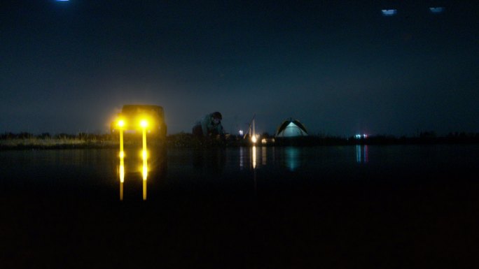 户外外籍男露营旅游夜晚郊游摄影游玩海边
