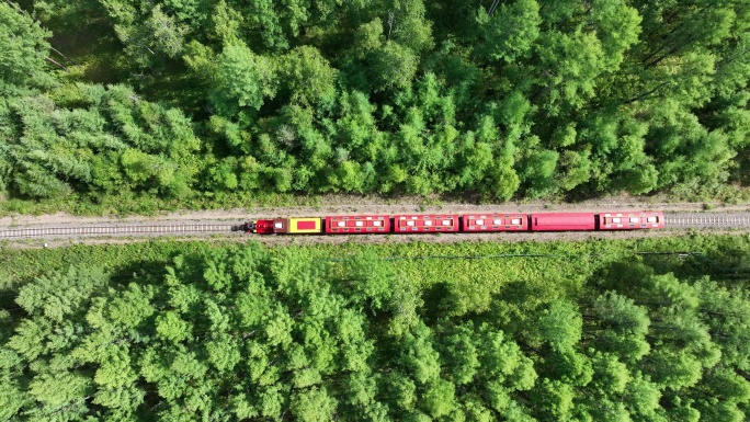 航拍大兴安岭的森林小火车
