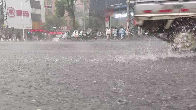 倾盆大雨暴雨倾盆雨景雨滴潮湿路面路面积水