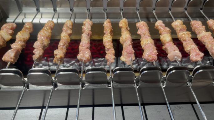 烤羊肉串无人烤肉自动烤肉五花肉串培根串