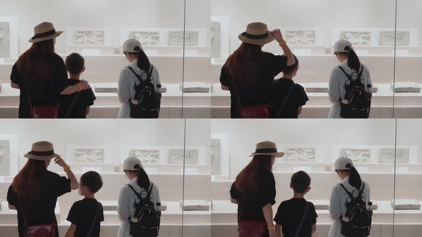 家长带着孩子在博物馆参观文物