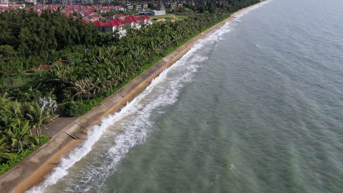 台风来临前的海口汹涌的海浪