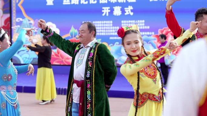 新疆人民载歌载舞庆祝丰收