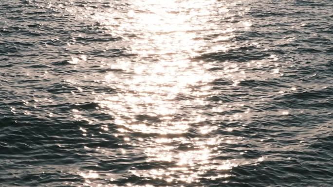 夕阳下海水波光粼粼