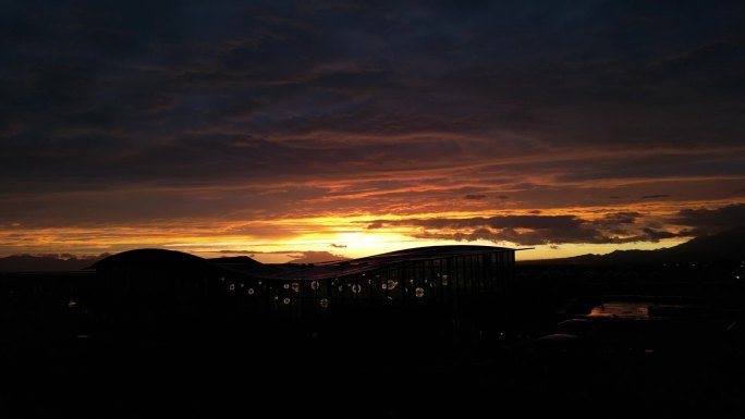 草原黄昏日落傍晚云海夕阳拉升航拍暮光高清