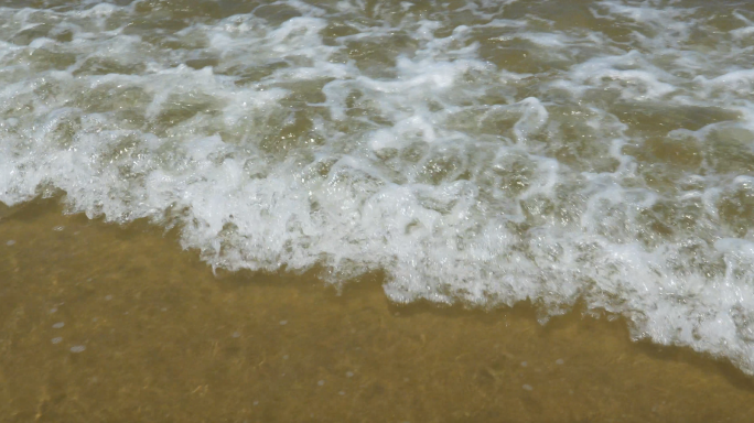 低视角大海浴场沙滩平滑海浪浪花4k