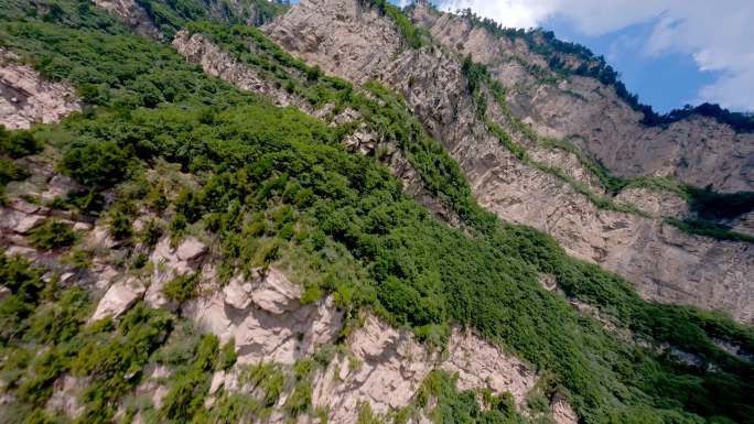 FPV穿越绵山在高山中飞行