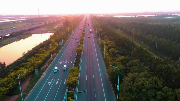 夕阳下公路行驶 道路 城市快速路