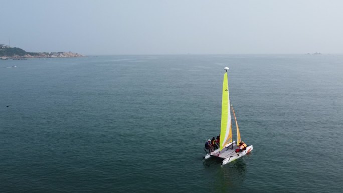 航拍在大海上飘浮的帆船自然风光