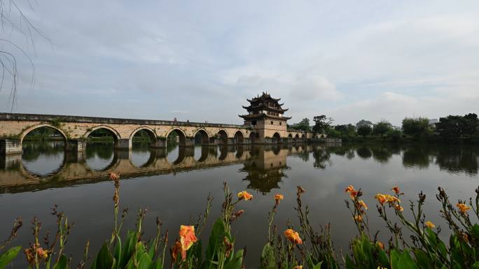 云南建水双龙桥上游客如织的延时视频