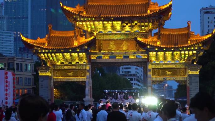 昆明金马碧鸡坊夜景人潮