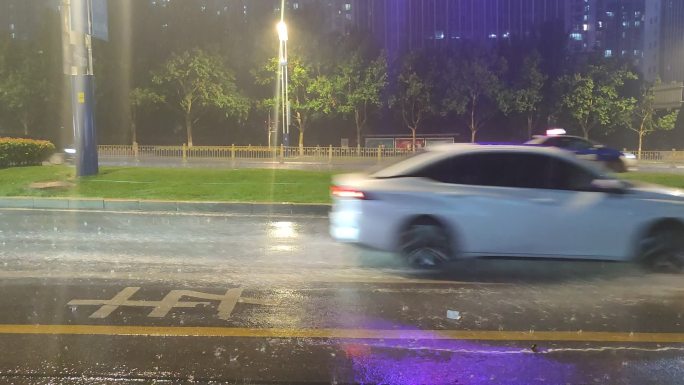 城市暴雨夜景交通实拍