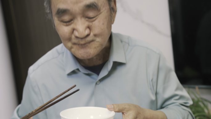 没牙老头吃饭