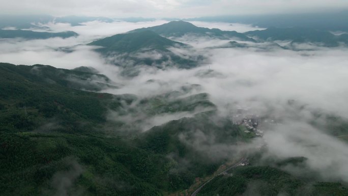 云雾缭绕三清山云海山峰绿色环保美丽乡村