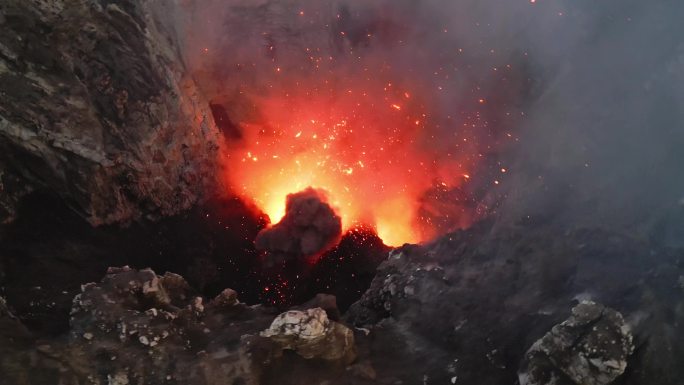 航拍火山爆发