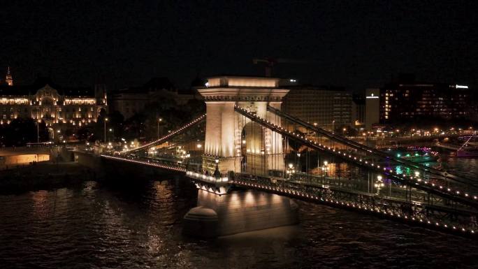航拍匈牙利布达佩斯链子桥塞切尼桥夜景灯光