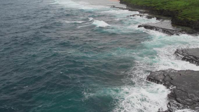 4K｜鸟瞰太平洋塞班海浪沿着海岸拍成泡沫