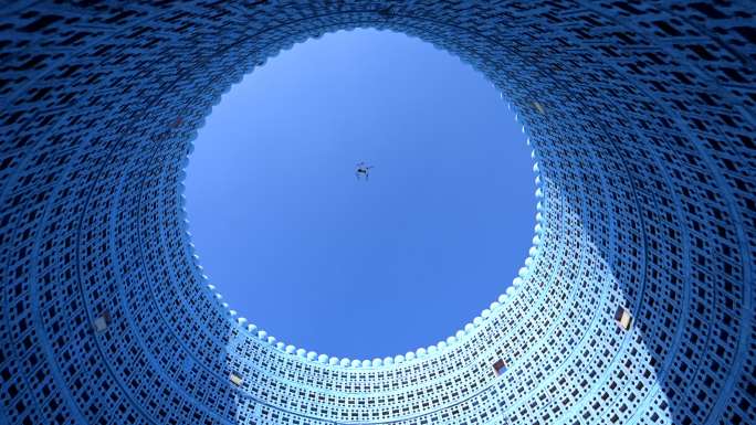 空间艺术建筑上空的无人机