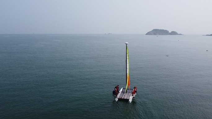 航拍在大海上飘浮的帆船自然风光