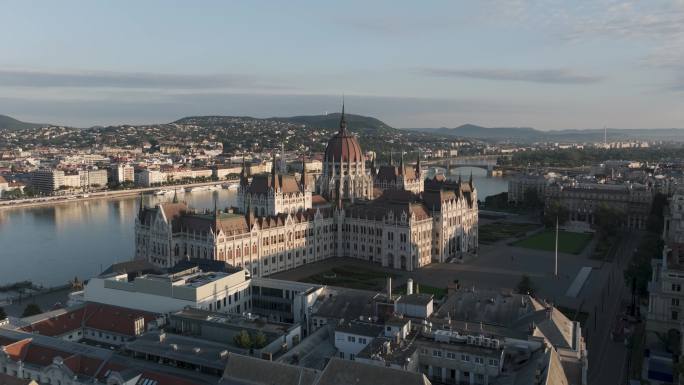 航拍匈牙利议会大楼布达佩斯多瑙河日出阳光