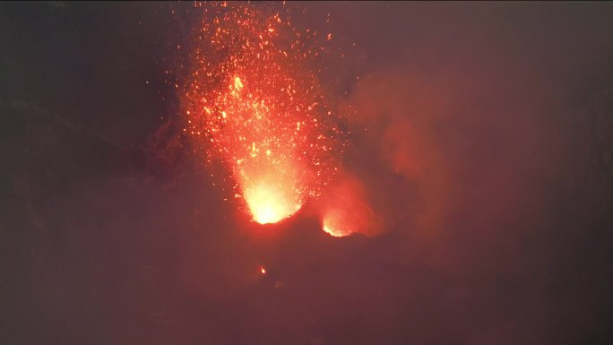 航拍火山爆发