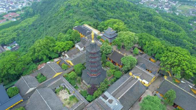 4k灵岩山寺与山脚下航拍