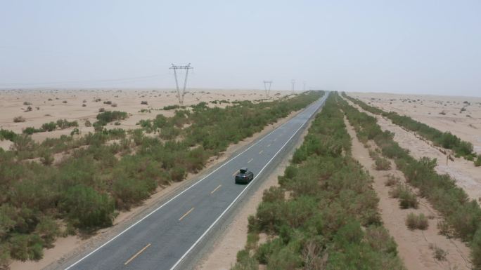 一辆旅行车在沙漠公路上行驶