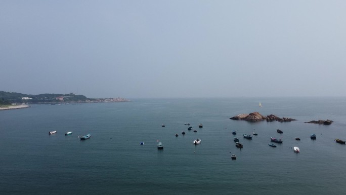 航拍大海中的渔船岩石风光景色