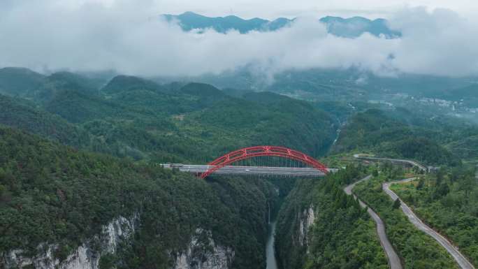 重庆黔江细沙河大桥—峡谷之上架彩虹