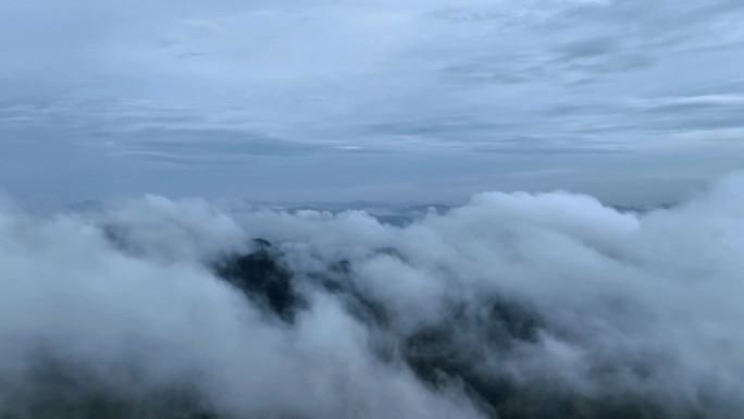 雨后郊外乡村的云海