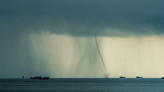 珠海伶仃洋上空的夏季暴雨及海上龙卷风影像