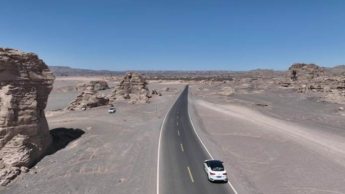 荒漠戈壁无人区雅丹地貌公路