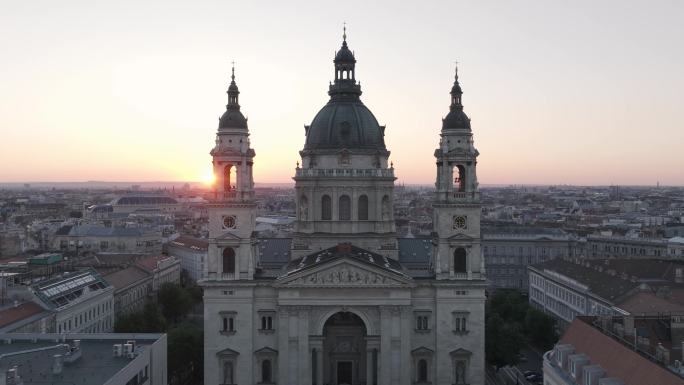 城市航拍匈牙利布达佩斯圣斯蒂芬大教堂日出