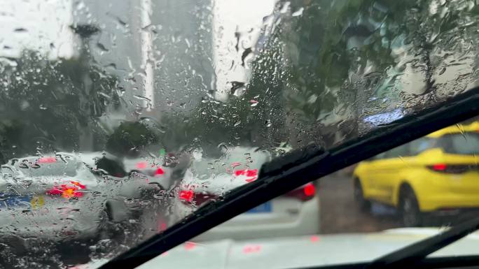 下雨城市外卖暴雨大雨堵车出租车惊蛰