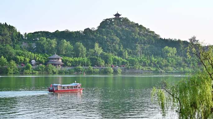 四川阆中古城繁华的古建筑与街道