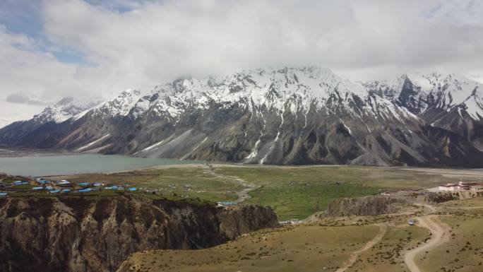 雪山草地然乌湖后退降落