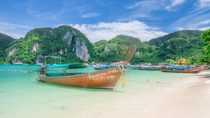 泰国甲米皮皮岛海滩长尾船延时海滨自然风光