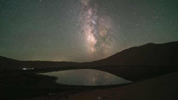 星空延时沙漠与湖面倒影的银河
