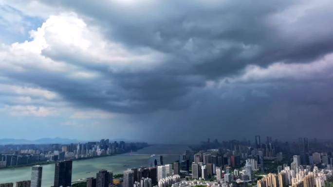 航拍杭州钱江两岸暴雨来临前的压迫感宣传片