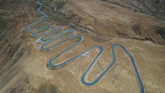 天路弯道珠峰路上航拍