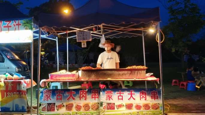 小吃摊夜宵大排档食客夜晚夜市生活食客人流