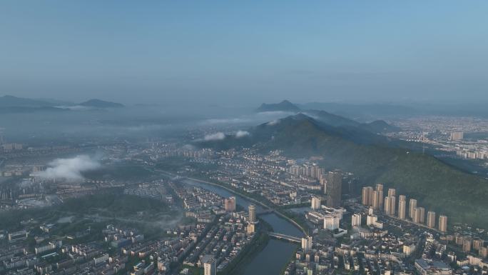 浙江绍兴诸暨城市浦阳江县龙山云雾早晨航拍