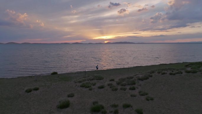 青海湖夕阳一个人在行走航拍