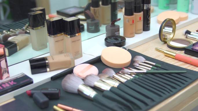 4K化妆品展示化妆间空镜摆满了化妆用品