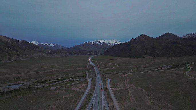 青海四川交界阿尼玛卿雪山草原雪山和公路